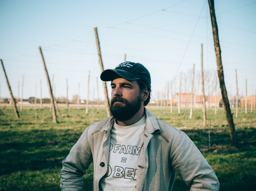 Edouard dans la houblonnière